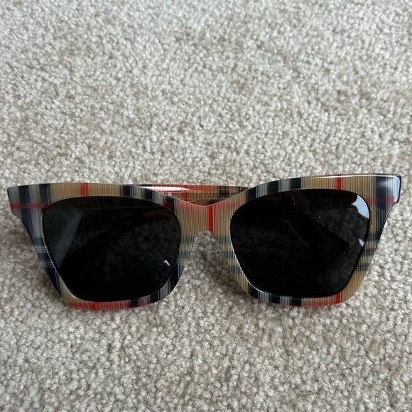 Burberry Elsa Vintage Plaid Sunglasses Black, tan & red w/ minor flaws on lens - Picture 9 of 12